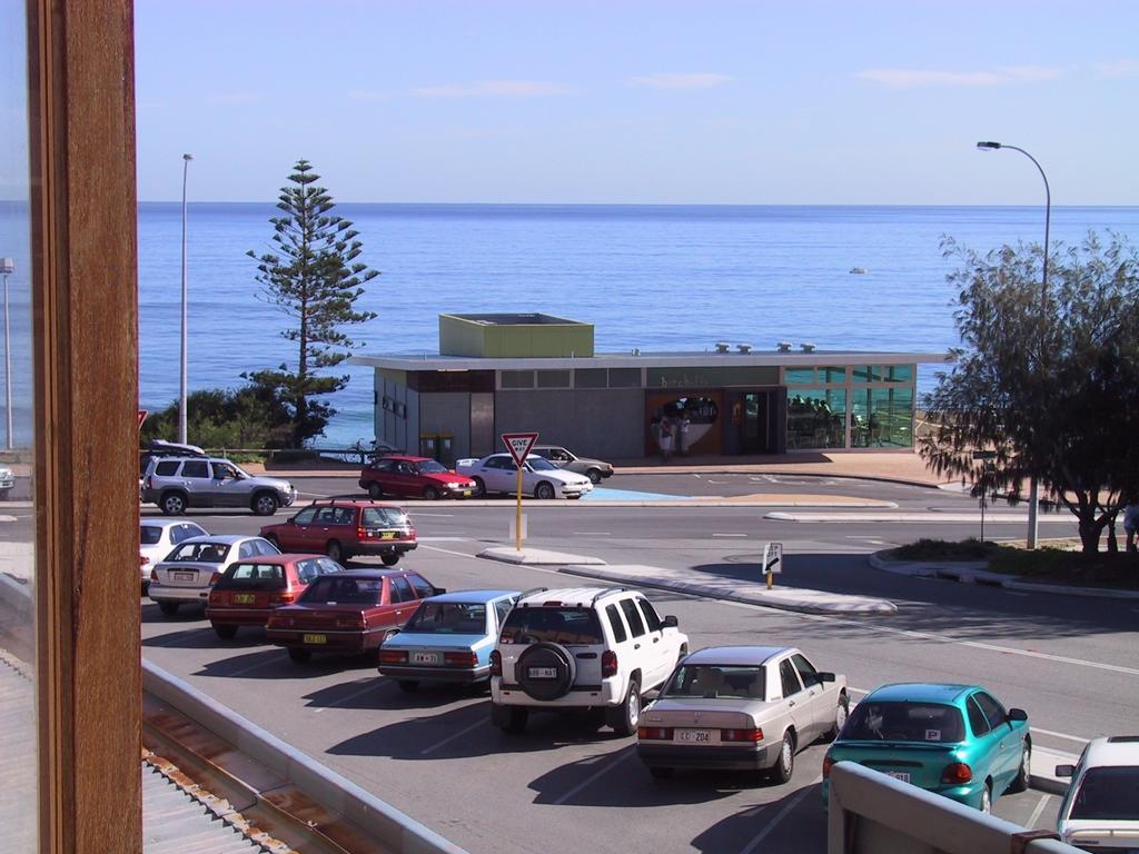 Ocean Beach Backpackers Hostel Perth Exterior photo